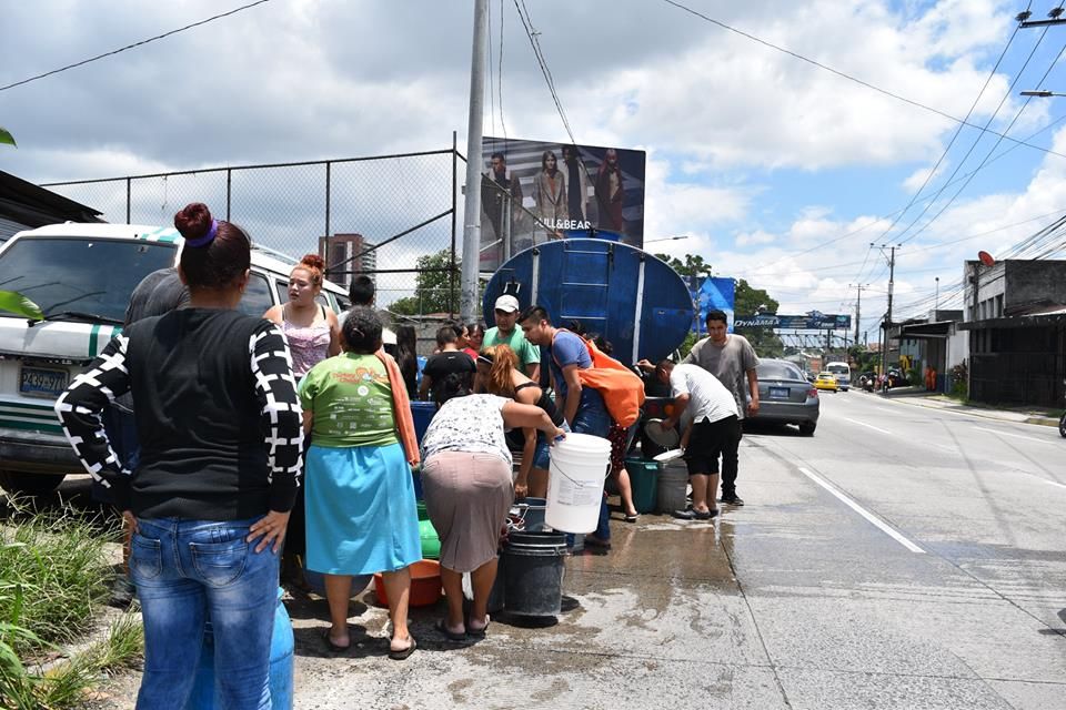 Alcaldía de Antiguo Cuscatlán abastece de agua a habitantes afectados por reparción de ANDA