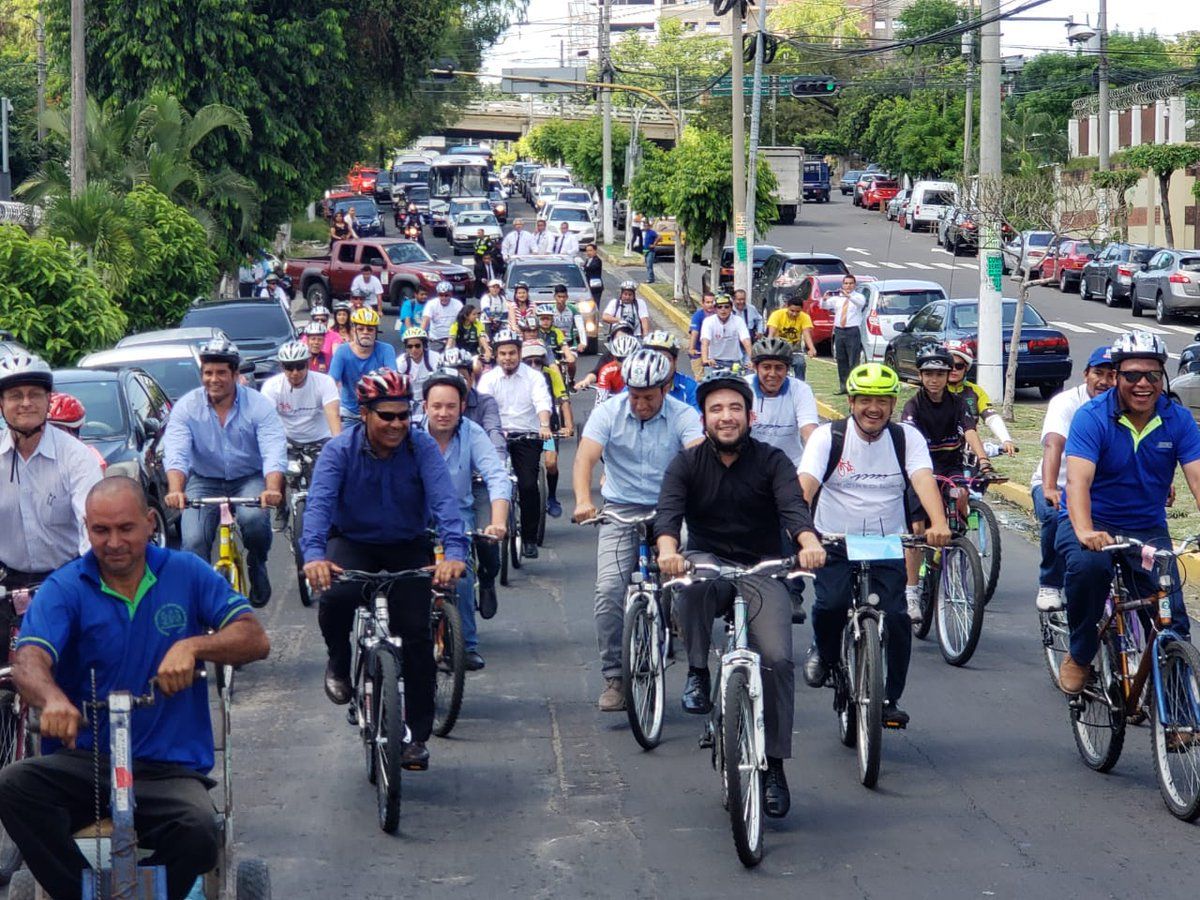 Diputados se fueron en bicicleta a conversatorio para fomentar este tipo de transporte