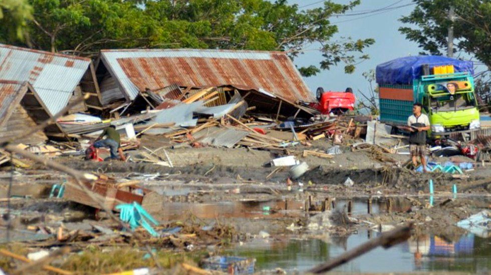 Terremoto y tsunami causan más de 400 muertos en Indonesia
