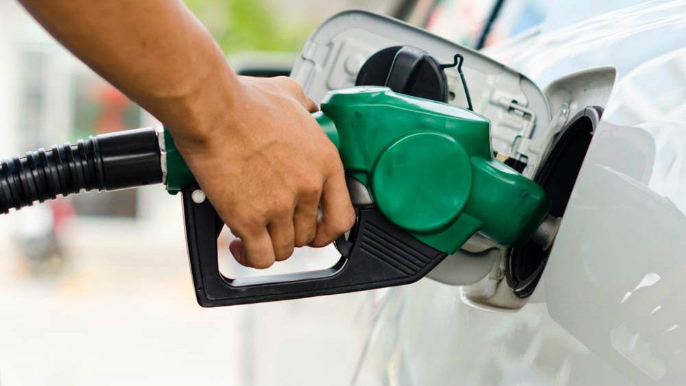 Disminuye precio de la gasolina y aumenta el diesel