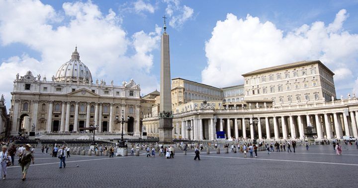 A diferencia de los diputados, comitiva de Iglesia Católica pagará con fondos propios viaje a Roma