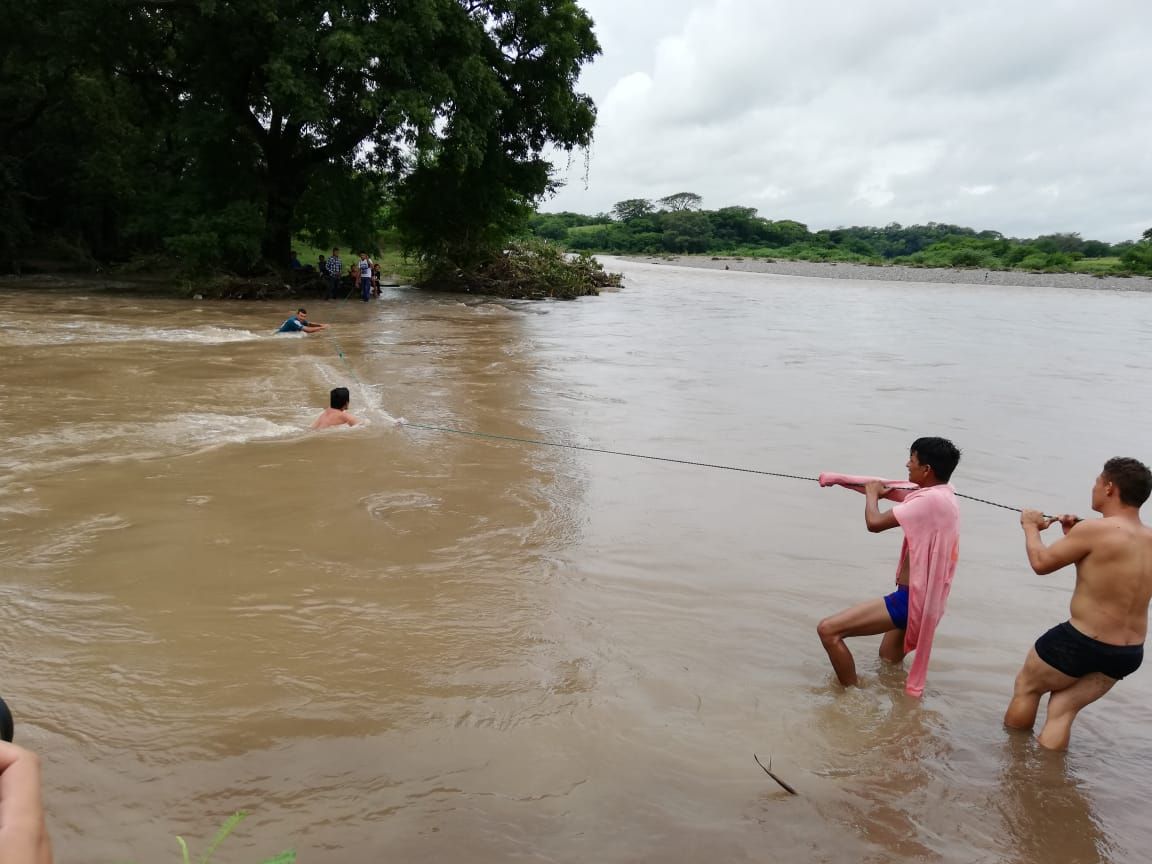 Hondureños intentan ingresar ilegalmente a El Salvador mientras EE.UU. les pide que regresen a su país