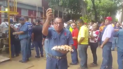 Maduro paga a trabajadores venezolanos con un cartón de huevos