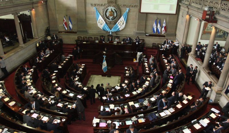 Diputados guatemaltecos piden que se castigue con prisión a quien critique a políticos