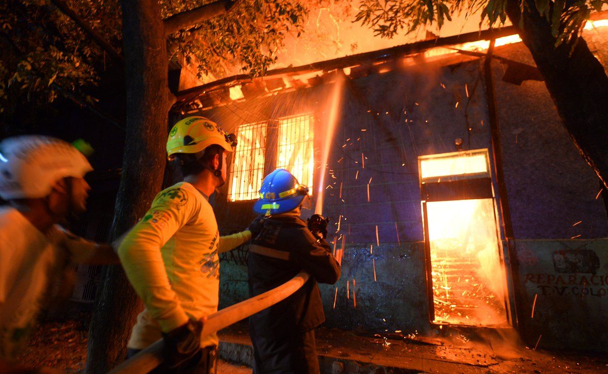 Policía captura a sospecho de provocar incendio en centro de San Salvador