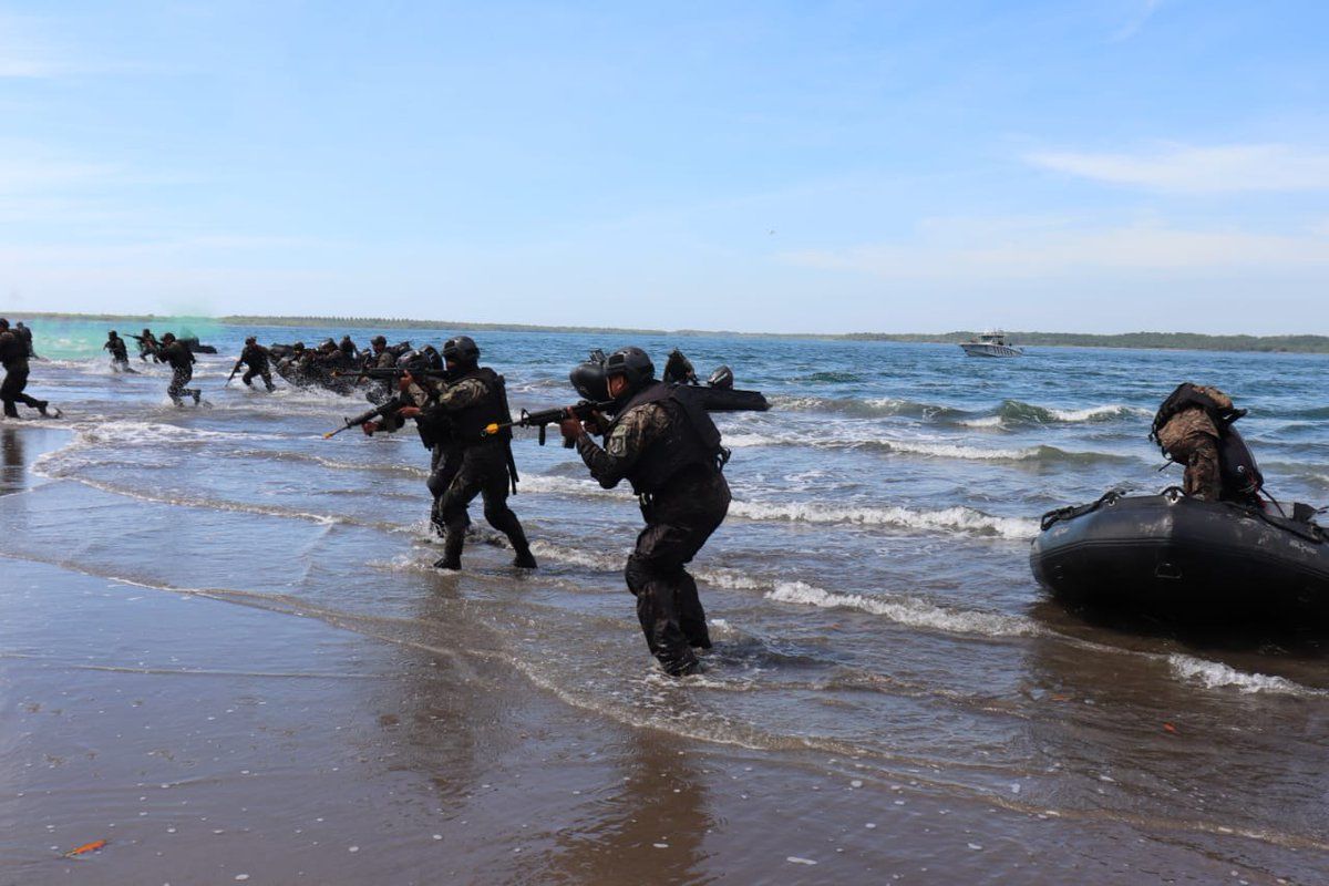 Fuerza Armada salvadoreña realiza ejercicios de adiestramiento