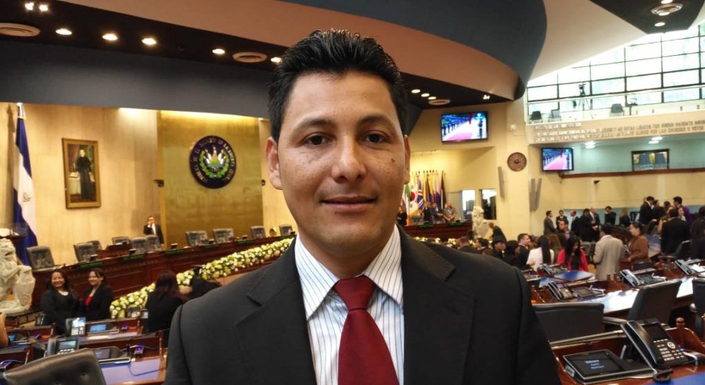 Cuestionan a diputado independiente por propuesta de prohibir cobro de parqueo en centros comerciales