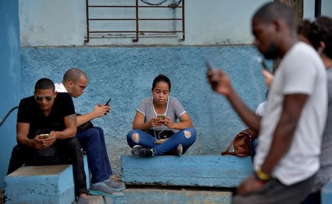 Cubanos podrán acceder a internet móvil pero deberán pagar el equivalente al salario de un mes