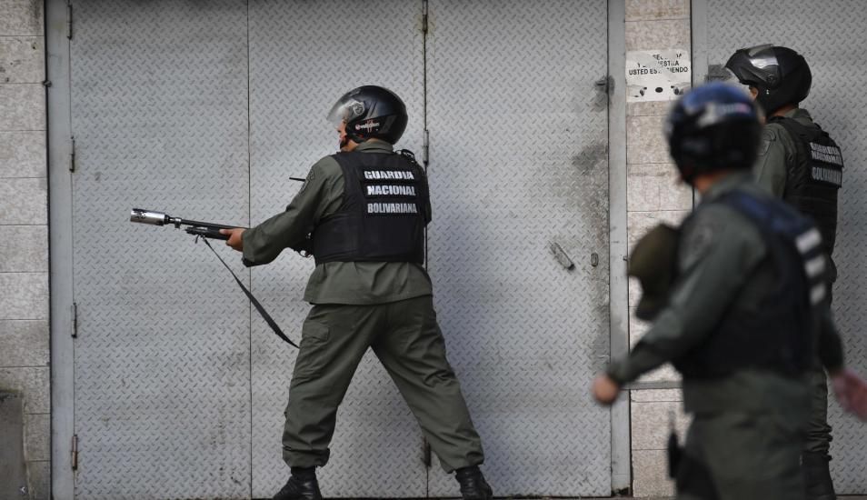 Se extienden las protestas contra Maduro  tras sublevación militar