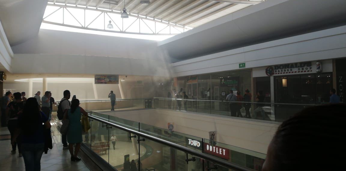 Evacuan centro comercial Plaza Mundo por conato de incendio en food court