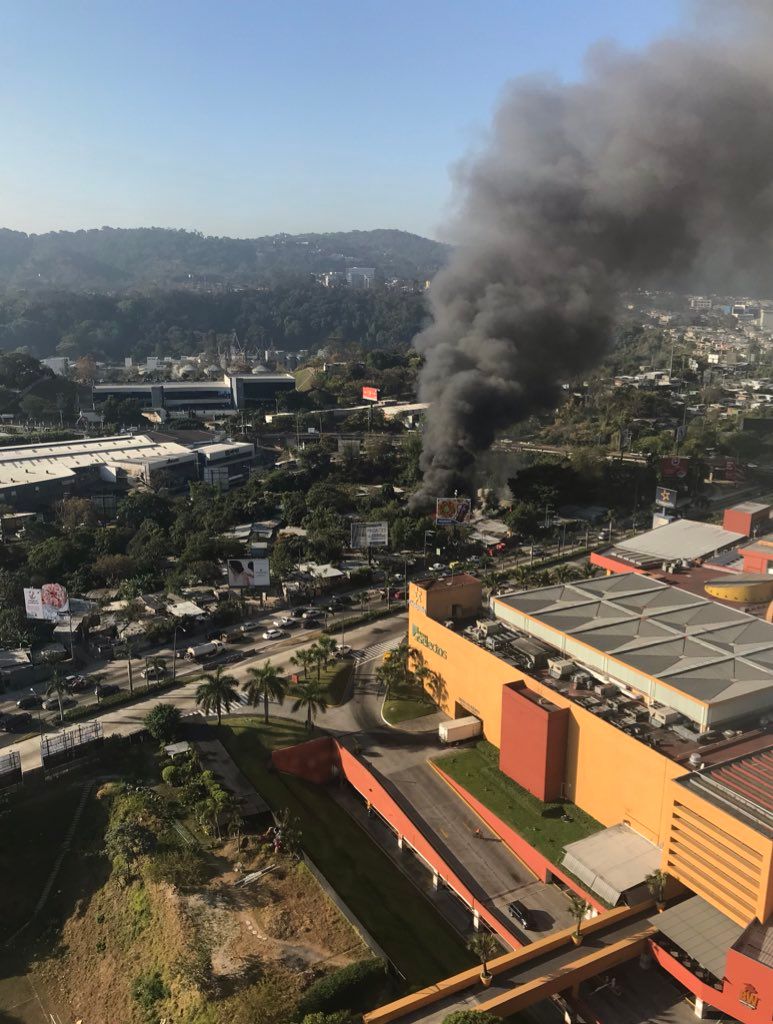 Incendio consume viviendas en comunidad de Antiguo Cuscatlán