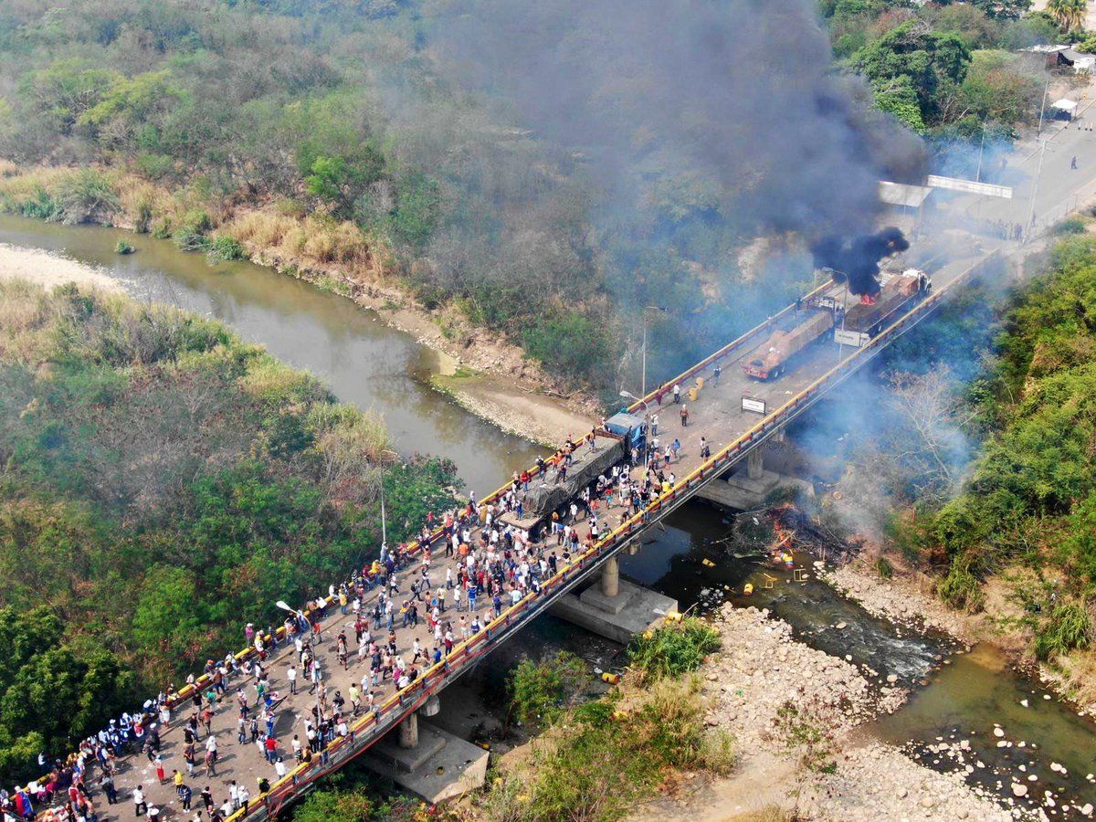 Régimen de Maduro bloque el paso y quema ayuda humanitaria