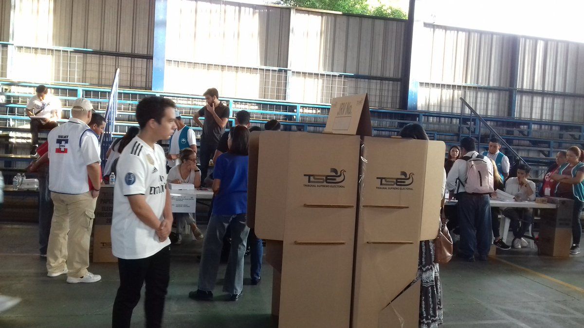 Centros de votación empiezan a recibir a miles de salvadoreños que eligirán al próximo presidente