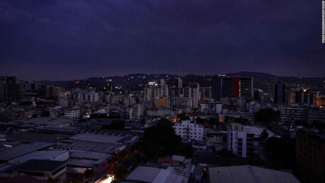 Colapso de sistema de energía mantiene a Venezuela paralizada