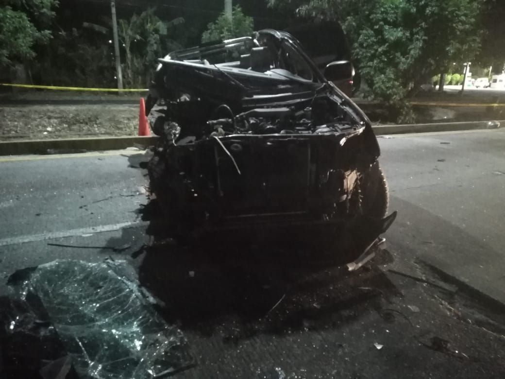 Dos personas fallecidas deja aparatoso accidente carretera a Comalapa