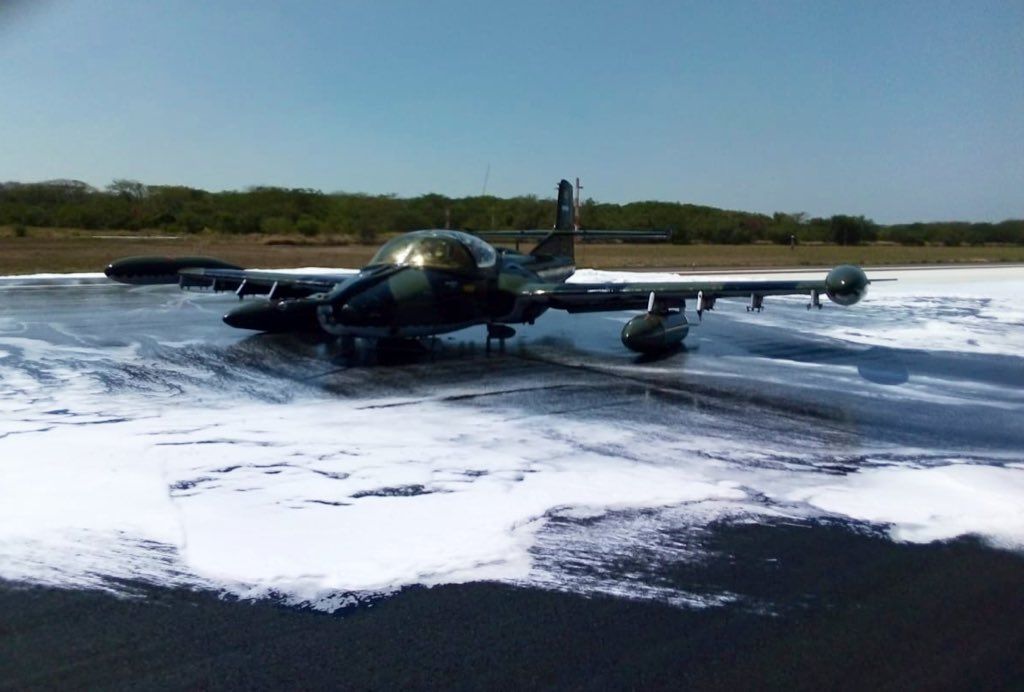 Avión de la Fuerza Aérea realiza aterrizaje de emergencia en Comalapa