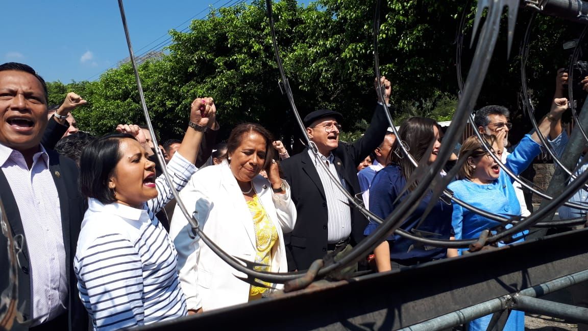 Diputados del FMLN acompañaron violenta protesta en la Asamblea Legislativa y CSJ