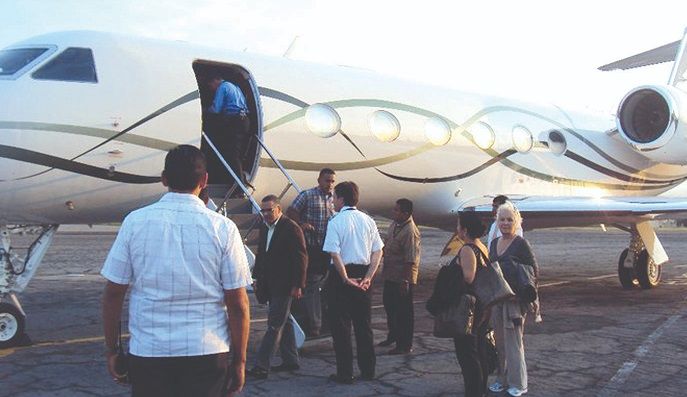 Ex presidente Funes critica viaje de Bukele en avión privado: "Qué rápido cayó en las mieles del poder"