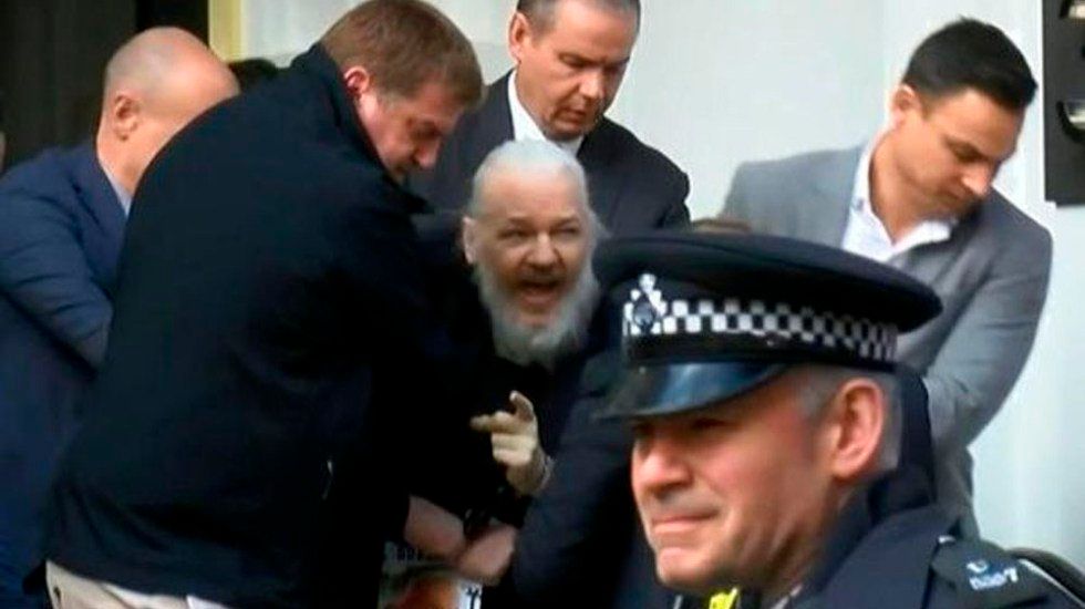 La policía del Reino Unido arrestó a Julian Assange