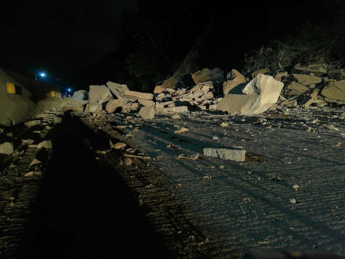 Derrumbe provoca cierre total de carretera a Los Chorros