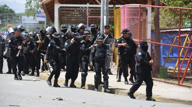 Régimen de Ortega disparó bombas aturdidoras dentro de la catedral de Managua al finalizar viacrucis