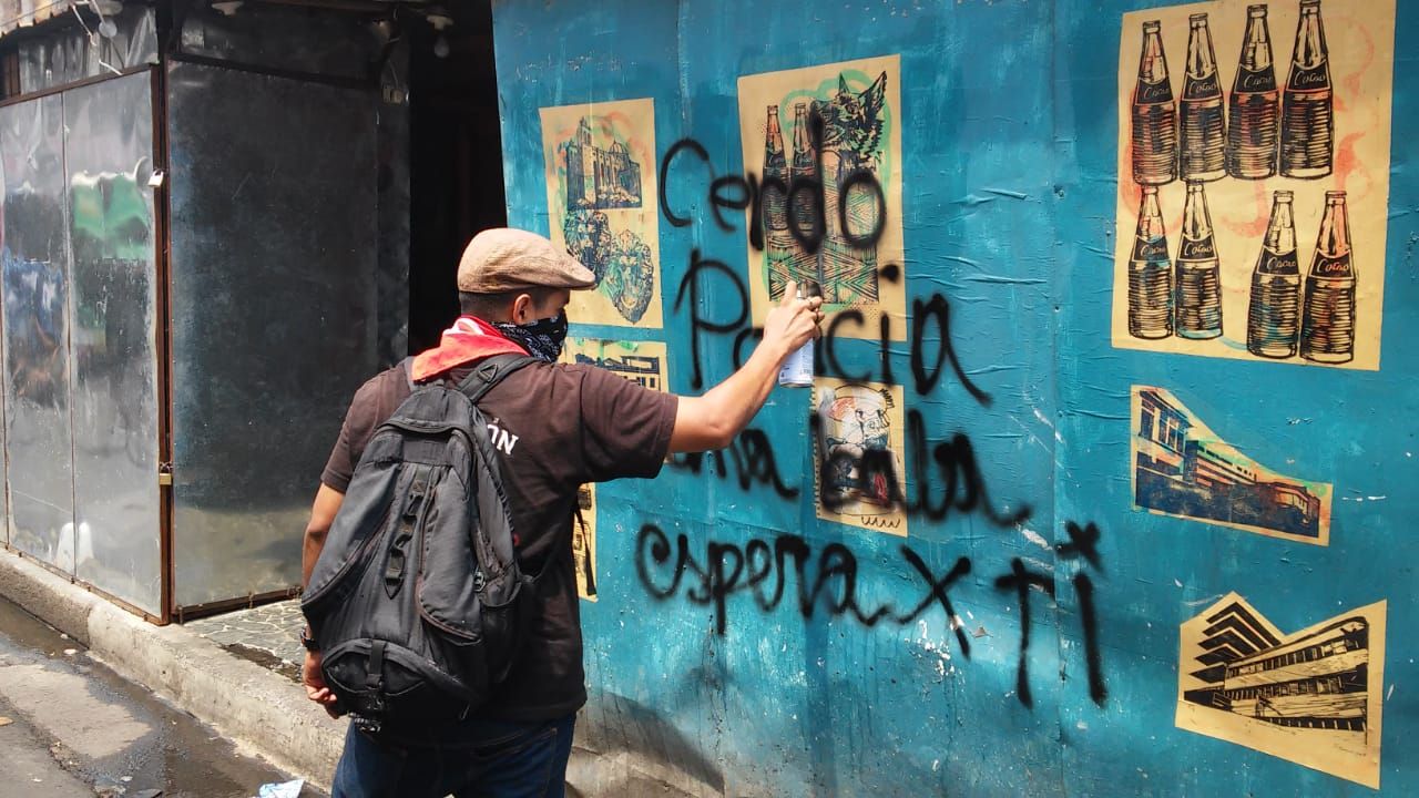 Manifestantes destruyen propiedad privada y pintan amenazas contra policías durante marcha del Día del Trabajo