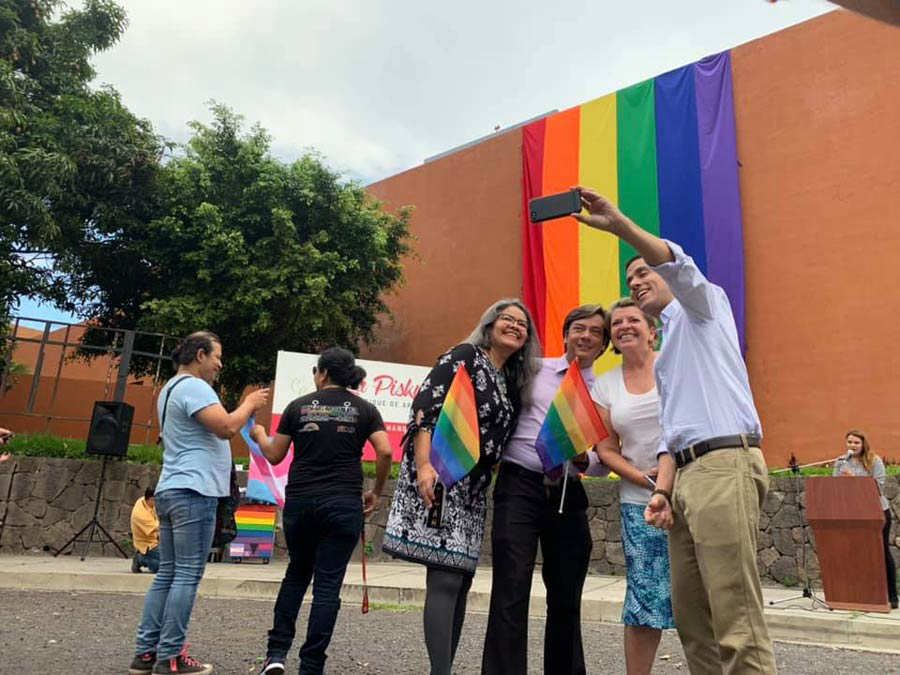 Embajadora de Canadá reconoce que cooperación a El Salvador está condicionada a apoyar agenda LGBTI