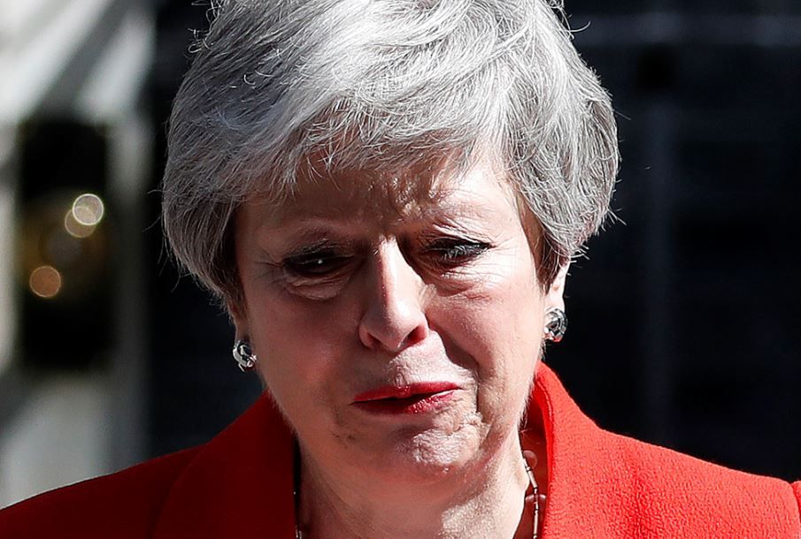 Entre lágrimas, la primera ministra británica Theresa May presentó su renuncia