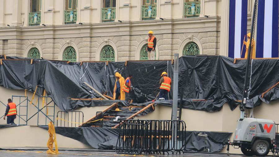 Encargado de Protocolo: "En el caso de presencia de lluvia, pues nos vamos a mojar"