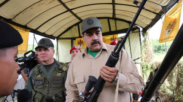Maduro destinará $62 millones de dólares para fabricar subametralladoras y armar a las milicias bolivarianas