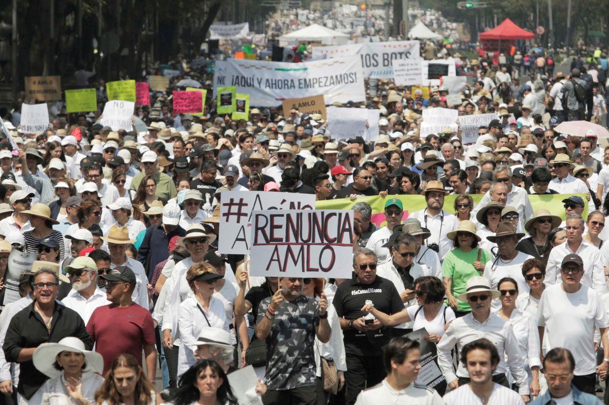 Con solo cinco meses como presidente, mexicanos se cansan de López Obrador y exigen su renuncia