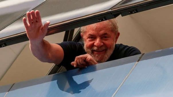 Tribunal de Brasil decide mantener encarcelado al expresidente Lula