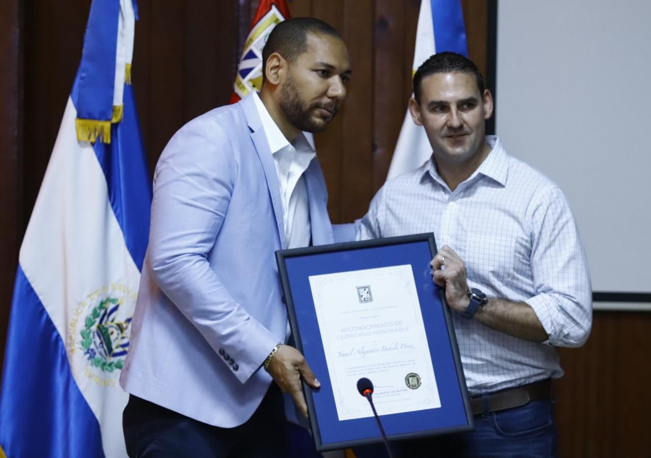 Ernesto Muyshondt entrega reconocimiento de "Ciudadano Honorable de San Salvador" a Yamil Bukele