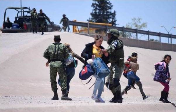 México investiga la muerte de migrante salvadoreña a mano de hombres vestidos con uniformes policiales