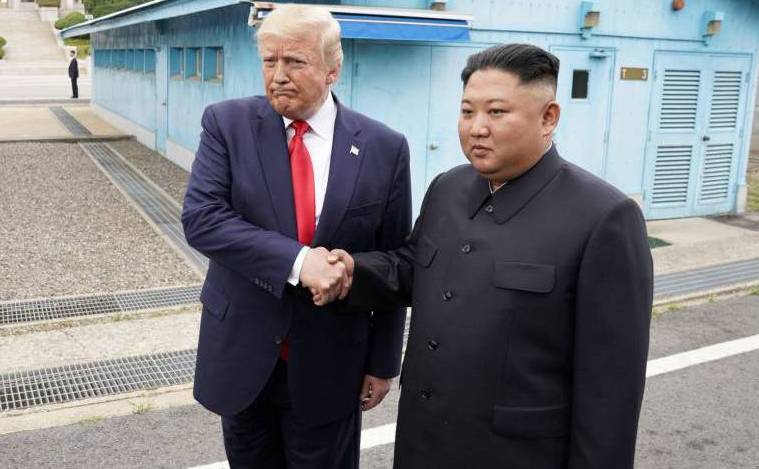 Trump se reúne con Kim y se convierte en el primer presidente de EE UU que pisa suelo norcoreano