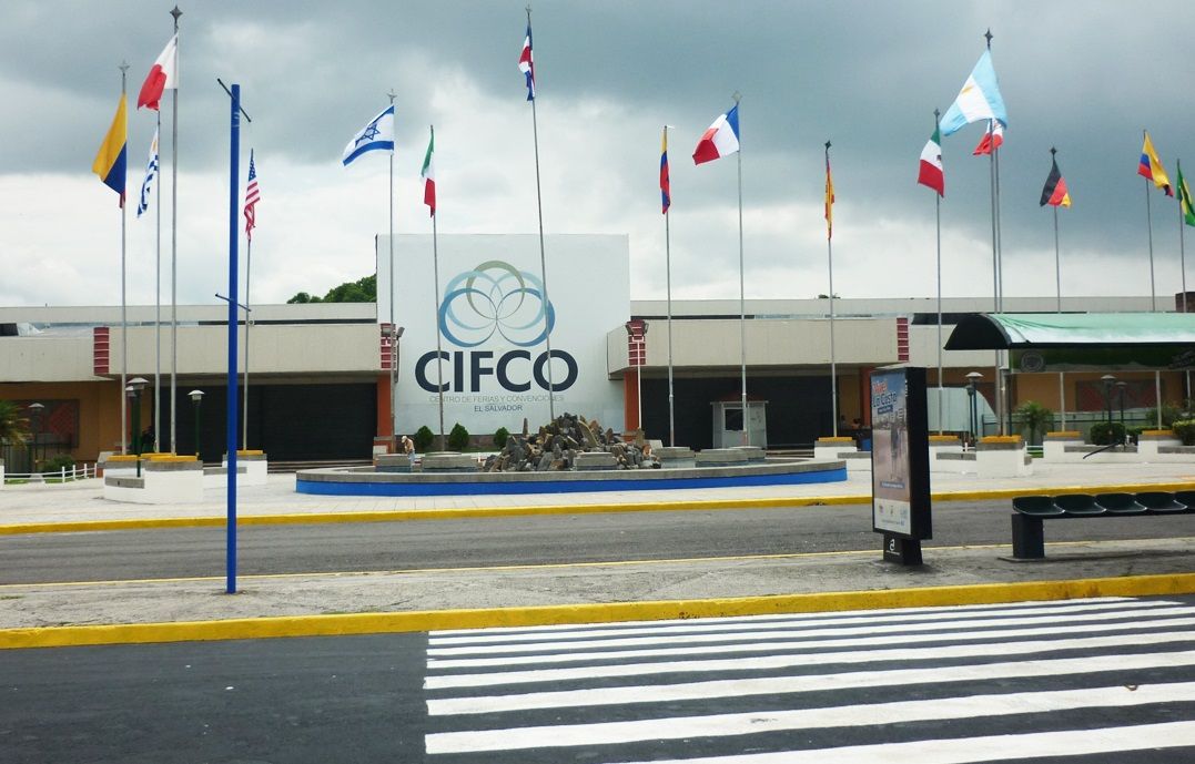 Pandilleros obligan a "cuidadores" de carros y vendedores en los alrededores de CIFCO a pagar renta