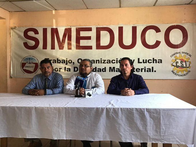 Maestros califican de "humillación y desprecio" al gremio el veto de Bukele y llaman a activar la lucha de calles