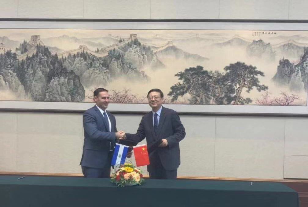 Después calificar de "irresponsable" el establecimiento de relaciones con China, alcalde Muyshondt estrecha lazos con Beijing