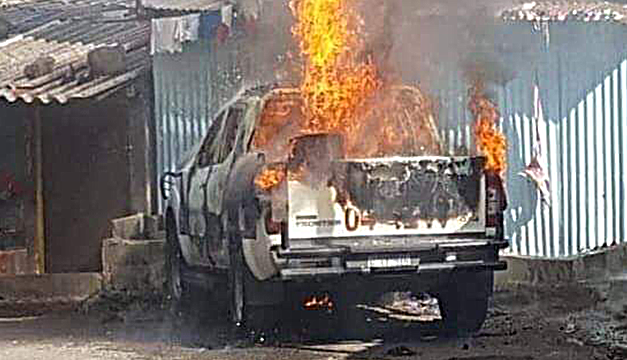 Supuestos pandilleros incendian patrulla de la PNC en Santa Tecla