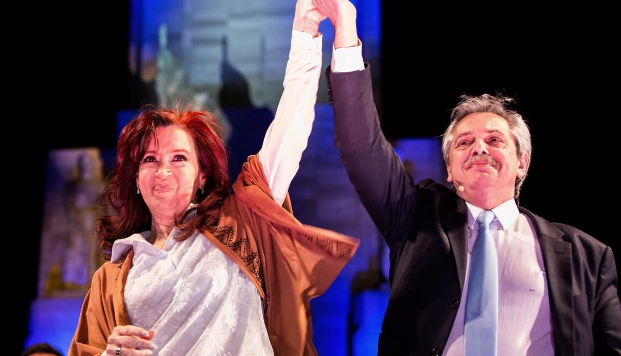 El peso argentino se deprecia 32% después del triunfo del candidato opositor, Alberto Fernández