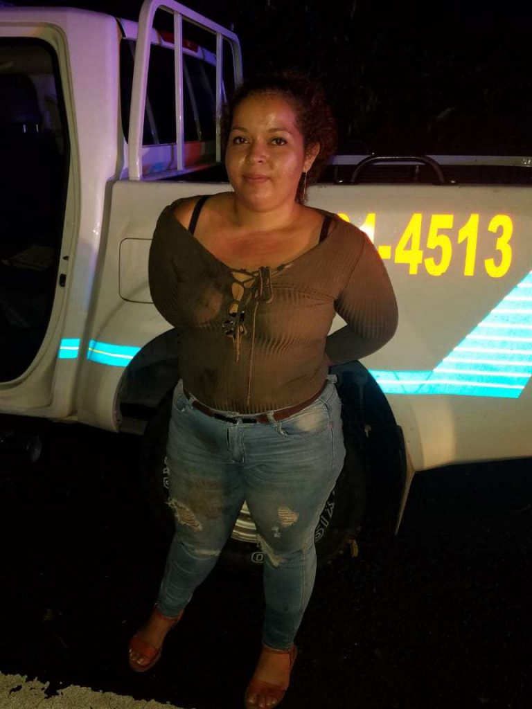 Mujer hurta patrulla de la PNC en Ilopango y es detenida hasta Chalatenango