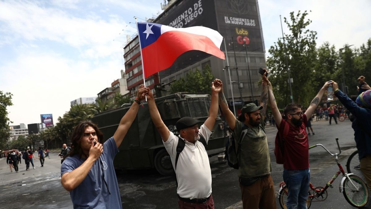 La Bolsa de Santiago cayó 5% y el peso chileno cedió frente al dólar tras las violentas protestas