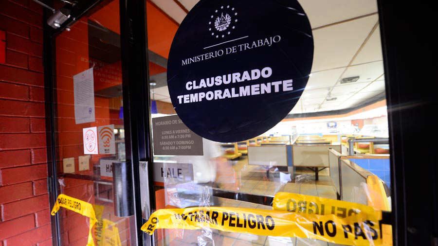 Mujeres afectadas por cierre de restaurantes Mister Donut califican a Bukele de "dictador"