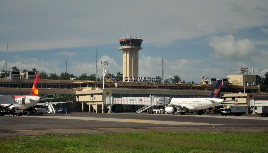 Aeropuerto de El Salvador se queda sin energía eléctrica y obliga a avión con 80 pasajeros a desviarse a Nicaragua