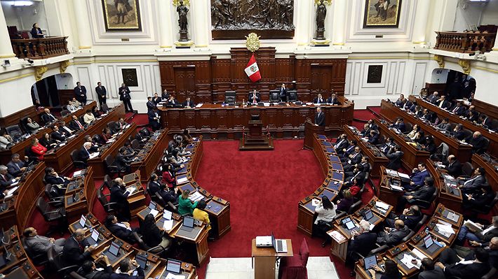 Presidente de Perú anuncia la disolución del Congreso de la República