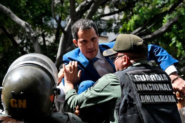 Guaidó logró romper el bloqueo de la Guardia Nacional chavista e ingresar a la Asamblea Nacional junto a 100 diputados