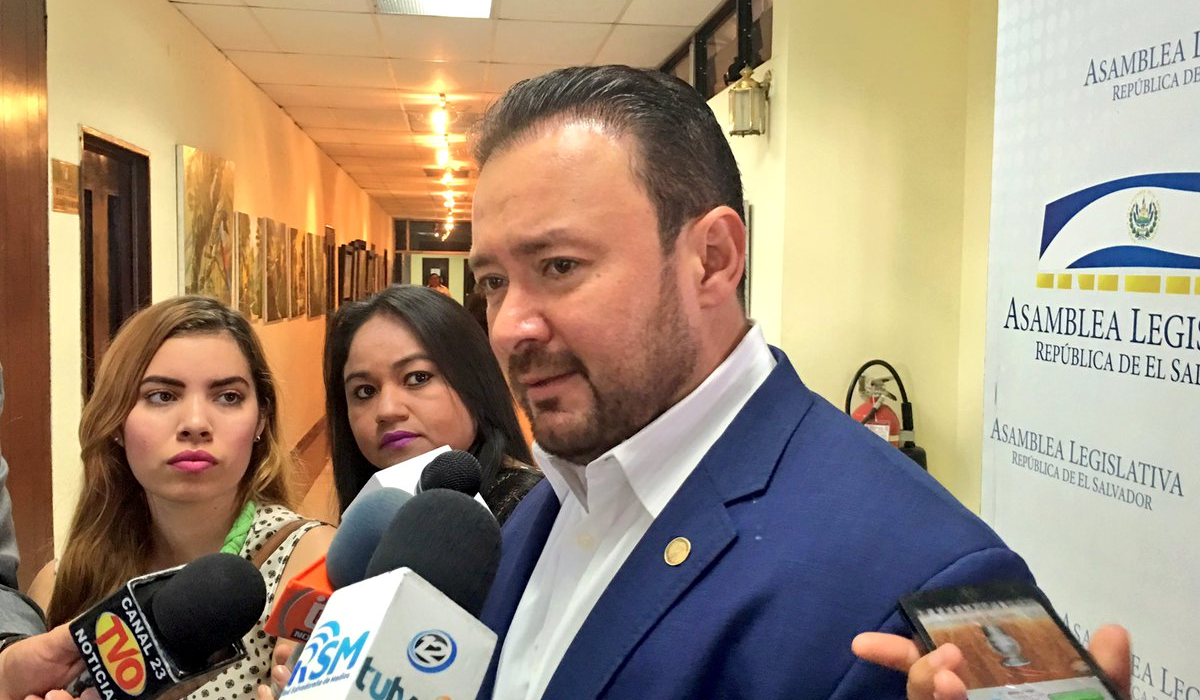 Gallegos llama a diputado independiente "engendro" después que cuestionara sus credenciales para presidir comisión