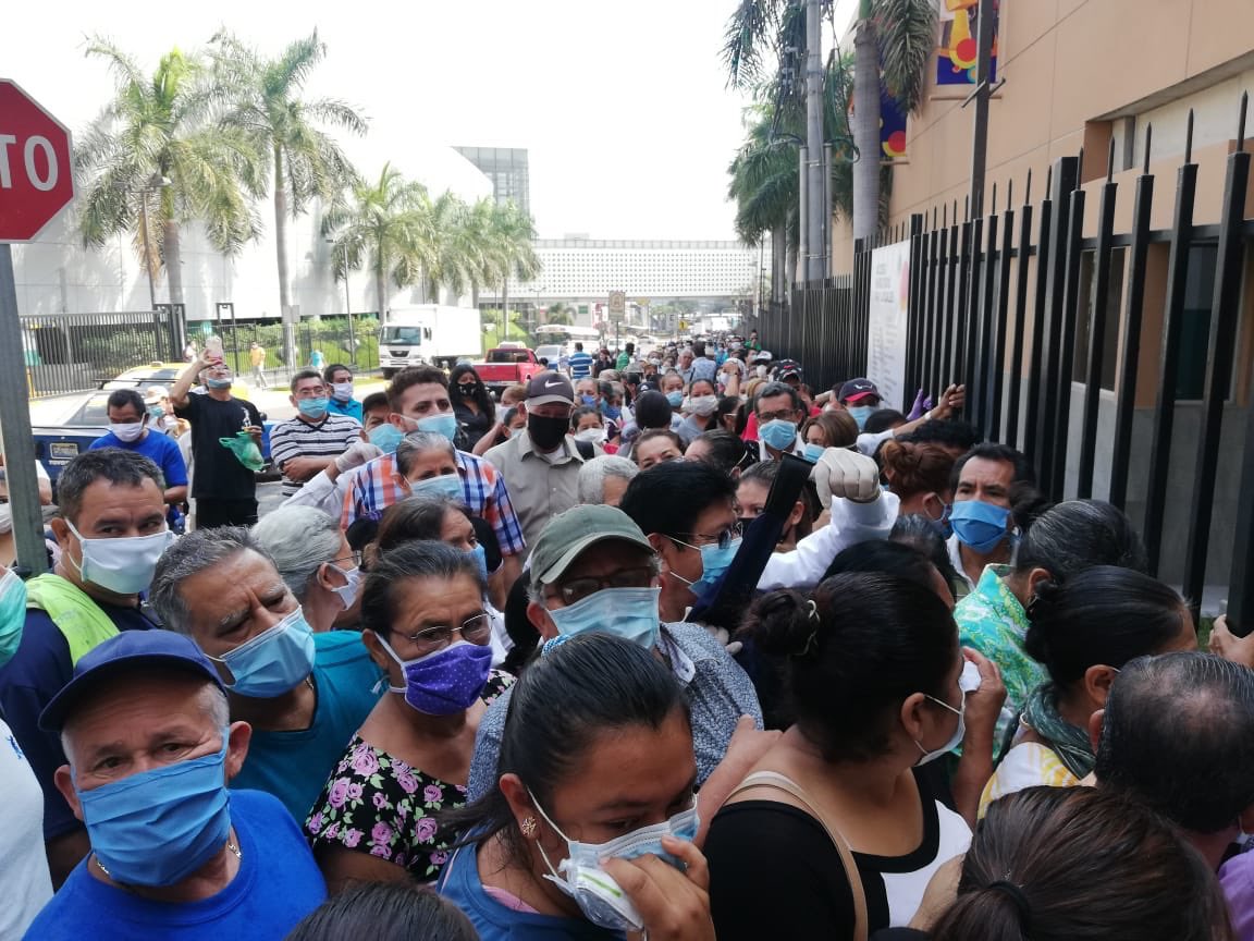 Bukele ordena cerrar CENADE mientras miles de salvadoreños buscan cobrar $300 ofrecidos como subsidio