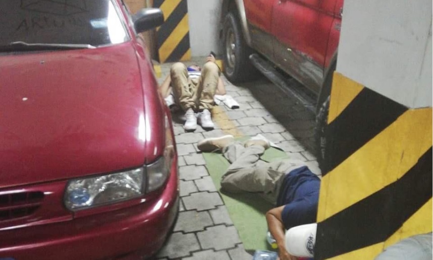 Personas detenidas por no acatar cuarentena pasaron dos noches durmiendo en el suelo de un parqueo
