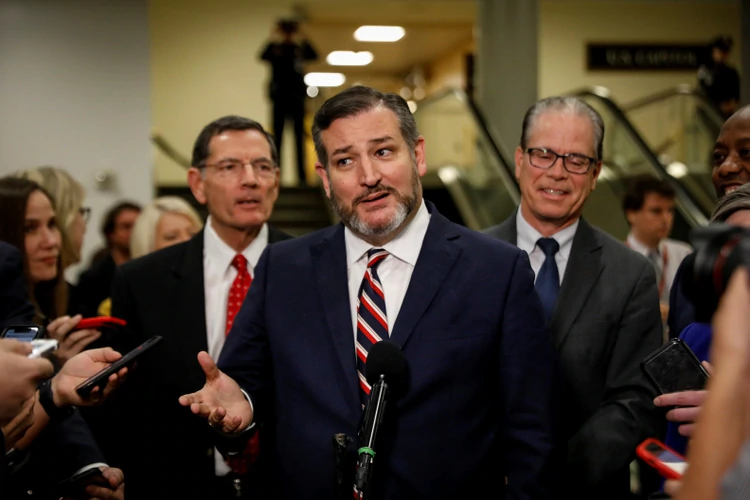 Senador Ted Cruz está en cuarentena tras saludar a un hombre con coronavirus